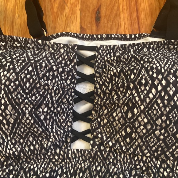 Raisins curve black/white swim top. - Picture 2 of 5